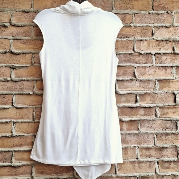 le chateau Sleeveles Stretchy Top with Gorgette Asimetrical Drape - Picture 4 of 9